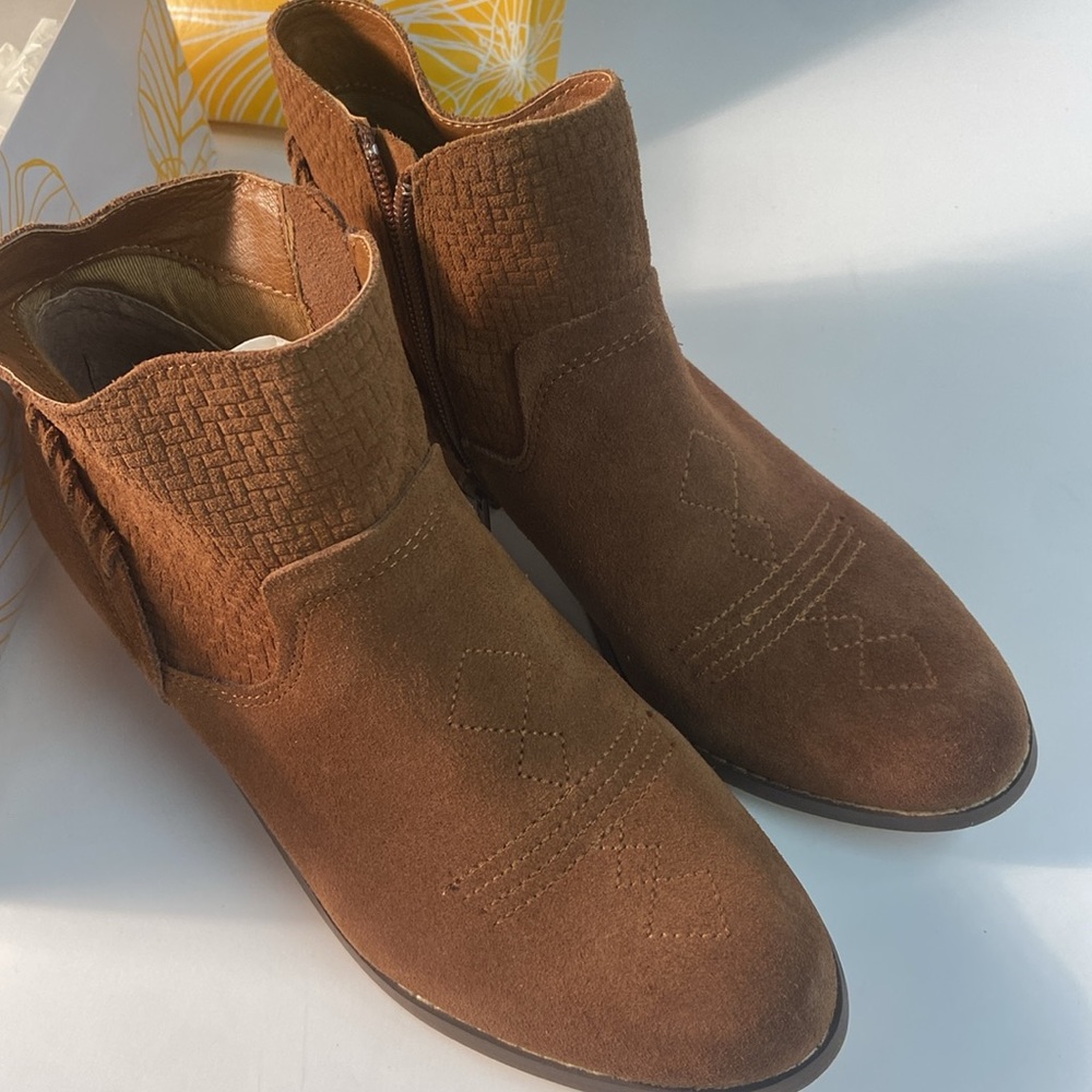 NWT Yellow Box Women’s leather booties sz 7 Chestnut Brown